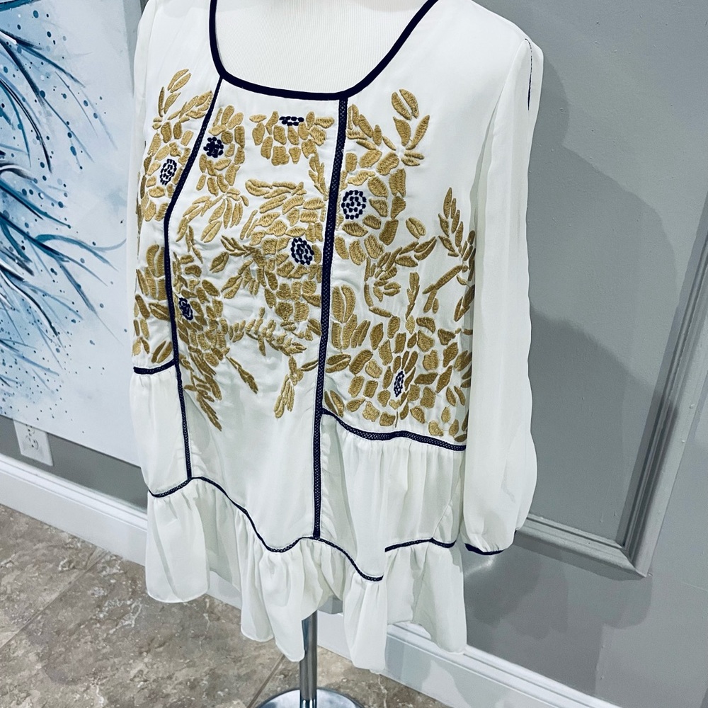 LIKE NEW!!! V CRISTINA POLYESTER EMBROIDERED FLOWERS GOLD CRÈME BLACK SHIRT MED